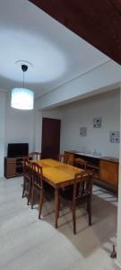 新安希亚洛斯Anchialos seafront appartement的一间带木桌和椅子的用餐室