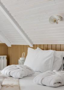 布莱尔港Green Imperial的一张带白色床单和白色天花板的床