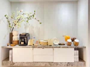 台中市宿野行旅 suye hotel的厨房配有带咖啡壶的吧台