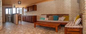 巴统Hotel Phaliashvili的客厅配有沙发和桌子