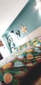 ArignacLe Chalet de Pyrène et Hercule的一间卧室配有一张带彩色床罩的床