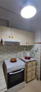 新安希亚洛斯Anchialos seafront appartement的厨房配有炉灶和白色炉灶烤箱。
