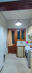 新安希亚洛斯Anchialos seafront appartement的厨房配有水槽和炉灶 顶部烤箱