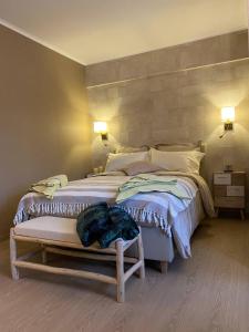 列日Studio Montaigne的一间卧室配有一张大床,内有长凳