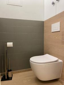 列日Studio Montaigne的一间位于客房内的白色卫生间的浴室