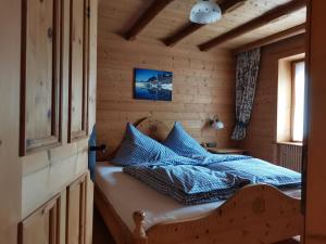 瑟弗浩斯Zirbennest的一间卧室配有一张带蓝色枕头的床。