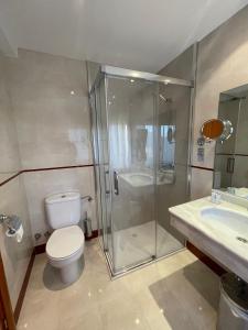 La Pobleta de Bellvei阿图罗酒店的带淋浴、卫生间和盥洗盆的浴室