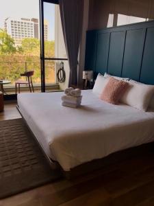 台南威尼斯民宿的一间卧室配有一张大床和毛巾