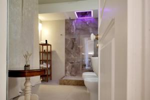 莱切迪莫拉圣朱塞佩酒店的浴室配有卫生间、盥洗盆和淋浴。