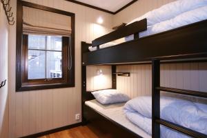 索丽雅高山公寓酒店客房内的一张或多张双层床