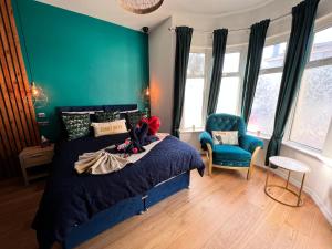 托基Flamingo Lodge的一间卧室设有一张床和蓝色的墙壁