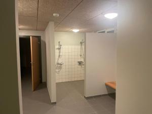 SpottrupBørnenes的一间带两个淋浴间和卫生间的浴室