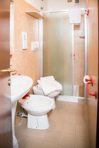 利莫内皮埃蒙特玛格瑞丝酒店的浴室配有卫生间、盥洗盆和淋浴。