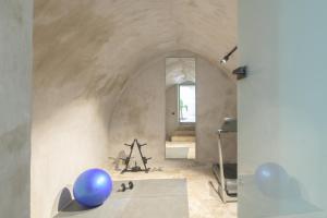 罗希姆诺TWO VAULTS, Rethymno old town的一间客厅,地板上有一个蓝色的球