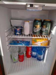 的里雅斯特Dream 22 B&B的装满食物和饮料的开放式冰箱