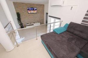 多布罗波尔贾纳Modern House Giulia的客厅配有沙发,阳台上配有电视。