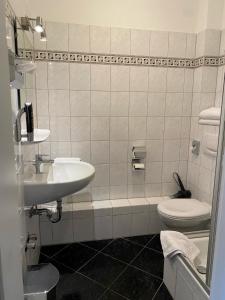 海德堡四季饭店的白色的浴室设有水槽和卫生间。