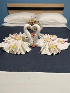 卡尔扎迈纳Lefteris Apartment的床上用毛巾制成的两天鹅