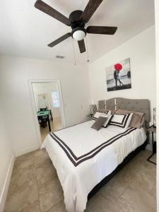 克利尔沃特Crest Lake Beach House的一间卧室配有一张带吊扇的床