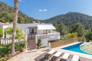 波蒂纳茨Villa Cala Xuclar的一座带游泳池和度假村的别墅
