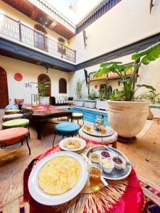 马拉喀什RIAD KECHMARA的客厅配有餐桌和食物