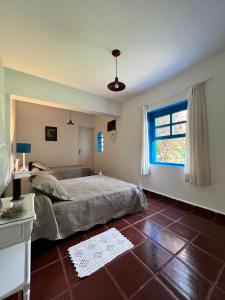 ItaíCasa Mykonos Represa Avaré的一间卧室设有一张床和一个窗口