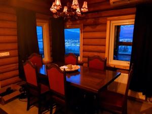 阿克雷里Akureyri Loghouse的一间带桌椅和窗户的用餐室
