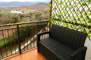 TalarnGrace, apartamento con terraza y vistas的一张黑色长凳,位于一个美景阳台上