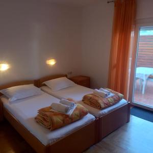 苏科尚丰塔纳别墅公寓的带窗户的客房内设有两张单人床。