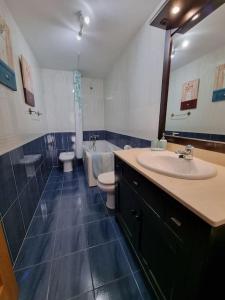 阿里纳斯·德·卡伯瑞勒斯24A01 Apartamento Cabrales的浴室配有盥洗盆、卫生间和浴缸。