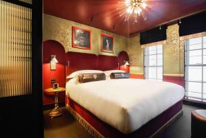 伦敦Chateau Denmark London的一间卧室,卧室内配有一张大床