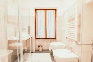 斯特雷萨Ca' Letizia的白色的浴室设有水槽和卫生间。