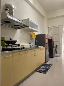 台东台东心向民宿的厨房配有炉灶和不锈钢冰箱。