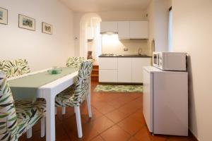 斯特雷萨Ca' Letizia的厨房以及带桌子和冰箱的用餐室