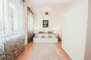 斯特雷萨Ca' Letizia的一间卧室设有一张床和一个大窗户