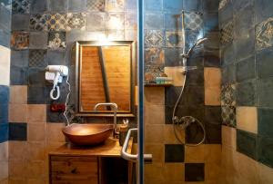 卡兹贝吉Voyager的一间带木制碗水槽和淋浴的浴室