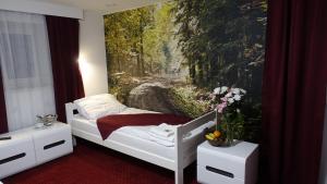 卢布林地区亚努夫Janowski Zakątek的一间卧室配有一张壁画床