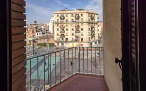 巴塞罗那三斯旅馆的享有建筑景致的阳台