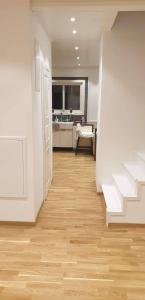 厄勒布鲁2 bed room Quite and central house in Orebro的一间空房间,设有厨房和一个铺有木地板的走廊