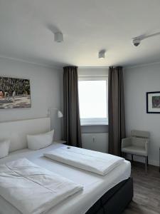 威克奥夫弗尔斯特兰德酒店的酒店客房设有床和窗户。