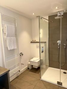 威克奥夫弗尔斯特兰德酒店的浴室配有淋浴间和卫生间。