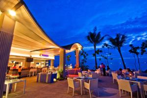 功孟海滩Beyond Krabi的晚上,餐厅设有桌椅