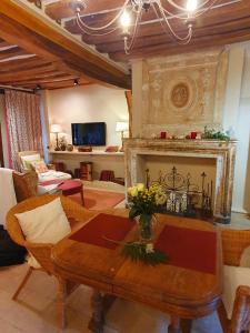 翁弗勒尔La Venelle Saint Jean的客厅配有桌子和壁炉