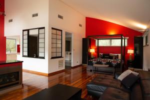 彭伯顿Silkwood Estate的客厅设有红色的墙壁和沙发