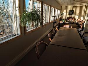 Tofte苏必利尔湖悬崖居民酒店的一间会议室,配有桌椅和窗户
