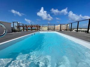 棕榈滩The Cove - Condo Hotel - Palm Beach Strip的建筑物屋顶上的游泳池