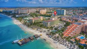 棕榈滩The Cove - Condo Hotel - Palm Beach Strip的享有度假村海滩的空中景致