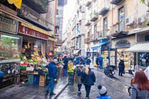 那不勒斯San Liborio bed and breakfast的一群人走在市场的街道上