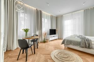 斯维诺乌伊希切Villa 44的一间卧室配有一张床、一张桌子和一台电视。