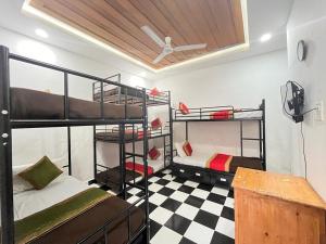 安君纳RNB Beach Stay的客房设有两张双层床和一张可拼接的地板。